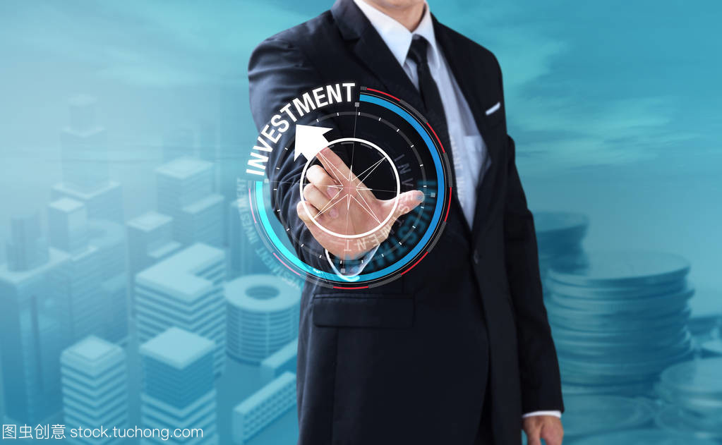 投資業務人觸摸旋轉羅盤 投資管理的智慧導航