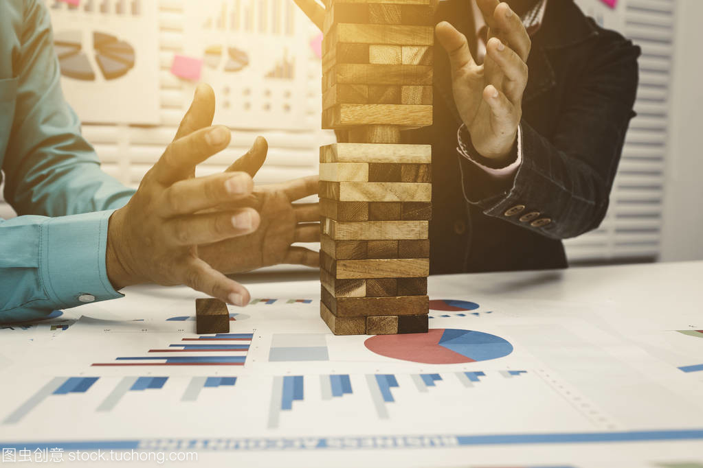 商人與婦女共同阻止木塔大廈的搖搖欲墜 投資管理危機的警示